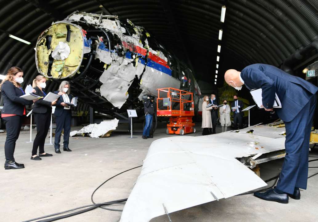 Суддя Хендрік Стінхуіс оглядає реконструкцію уламків MH17