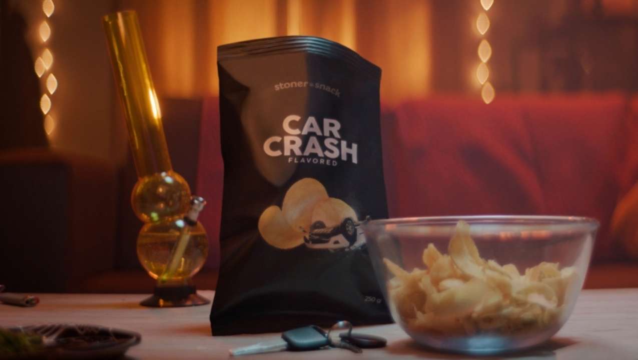 Со вкусом автокатастрофы: в Канаде создали чипсы для любителей марихуаны/скриншот из видео Для любителей марихуаны: в Канаде создали чипсы со вкусом автомобильной аварии