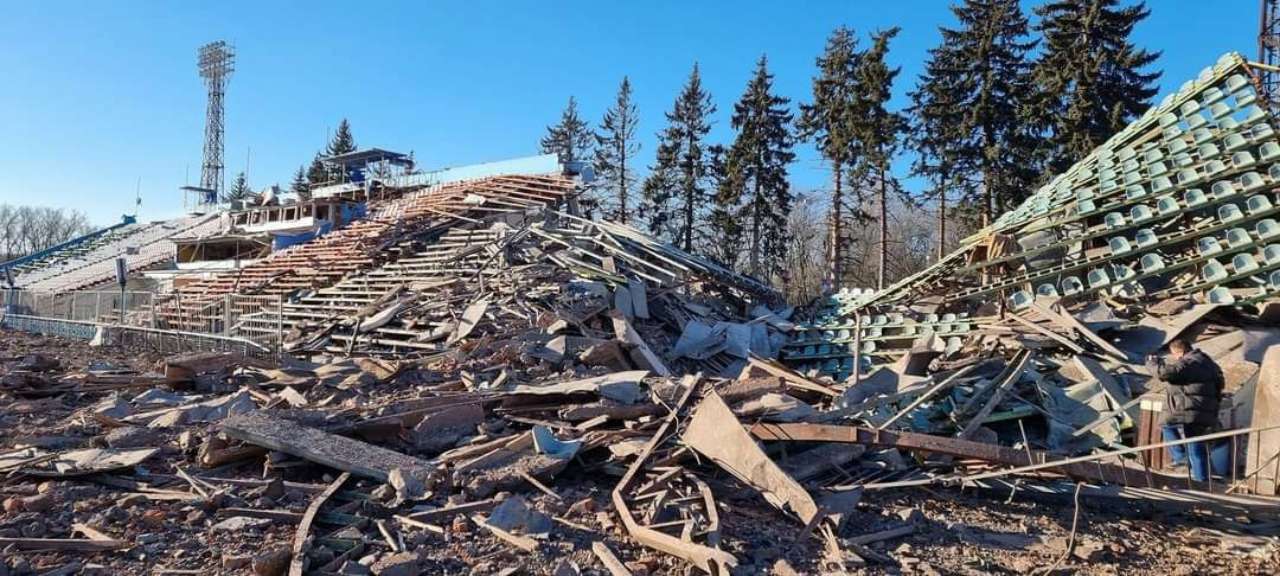 У Чернігові на зруйнованому стадіоні виявили авіабомбу/Фото: Суспільне У Чернігові на зруйнованому стадіоні виявили авіабомбу/Фото: Суспільне