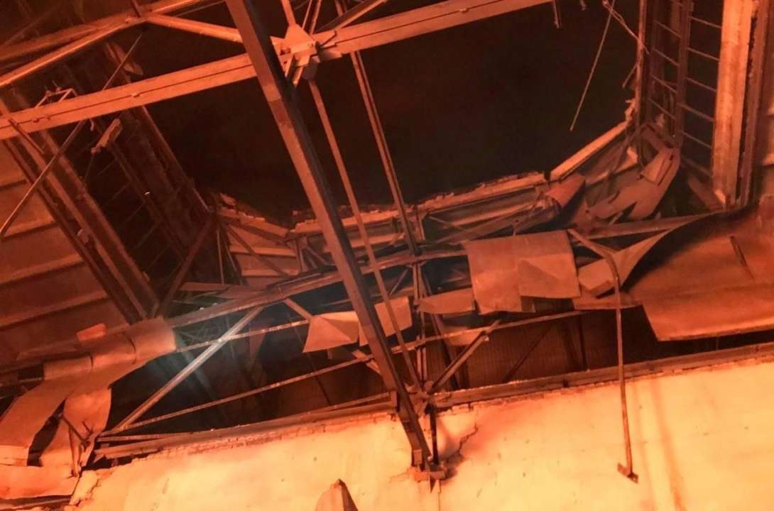 В Харькове горели жилые дома и школа/Фото: ГСЧС Украины Разбитые окна и крыши домов: ГСЧС обнародовала детали обстрелов Харькова и области