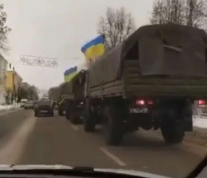 У тверській області "знімають кіно" із військовою технікою та прапорами України. Фото: Скріншот із відео тверь