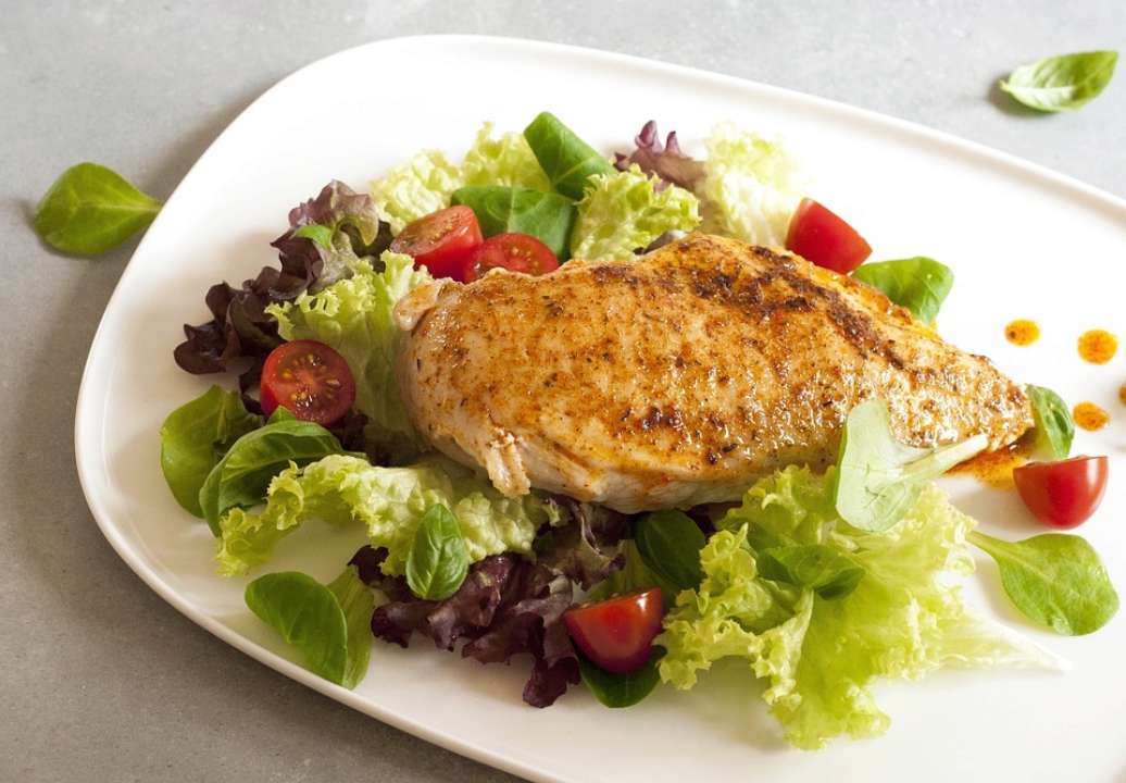 Захватит любого: рецепт жареного куриного филе с чесноком и соусом