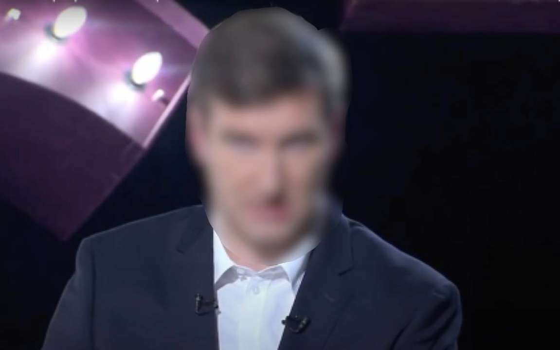 В настоящее время преступник скрывается от правосудия за границей. В настоящее время преступник скрывается от правосудия за границей.