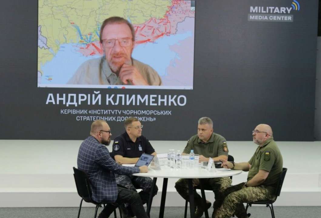 Одна зі складових сирійського трафіку — це допоміжні судна чорноморського флоту рф, а друга — формально цивільні судна, зареєстровані на цивільні компанії, які перевозили до Сирії військову техніку та озброєння Одна зі складових сирійського трафіку — це допоміжні судна чорноморського флоту рф, а друга — формально цивільні судна, зареєстровані на цивільні компанії, які перевозили до Сирії військову техніку та озброєння