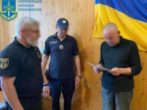 Мешканцю Чернігівщини повідомлено про підозру за катування співмешканки та її дітей Мешканцю Чернігівщини повідомлено про підозру за катування співмешканки та її дітей
