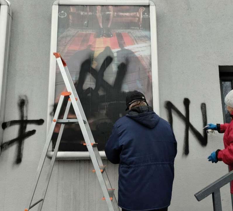 Вандалы разрисовали фасад кинотеатра "Жовтень" в Киеве