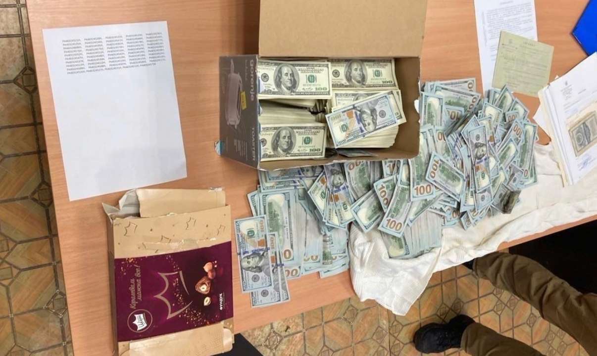 В ексочільника ВЛК на Чернігівщині знайшли майже $1 млн готівкою/Фото: Офіс генпрокурора В ексочільника ВЛК на Чернігівщині знайшли майже $1 млн готівкою/Фото: Офіс генпрокурора