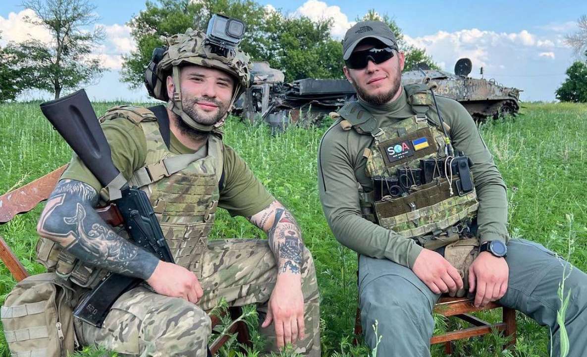 Виктор Розовый с побратимом / Фото: instagram.com/viktor_rozovyi Комик Виктор Розовый получил тяжелое ранение во время выполнения боевого задания