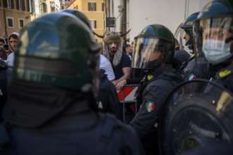 Фото: Getty Images Мітинги проти карантинних обмежень в Римі переросли у сутички з поліцією