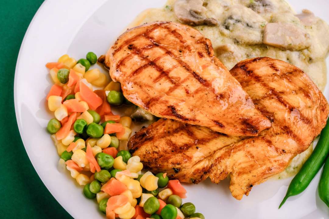 В Израиле создали искусственное мясо, которое дешевле чем настоящее/Фото: Sam Moqadam/Unsplash Дешевле за натуральное: израильский стартап создал искусственное мясо