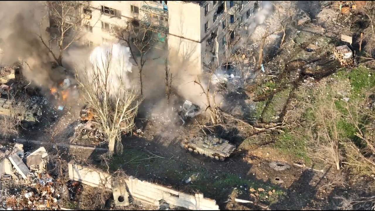 У Маріуполі рашисти впритул обстрілюють багатоповерхівки з танків: відео бійців полку "Азов"