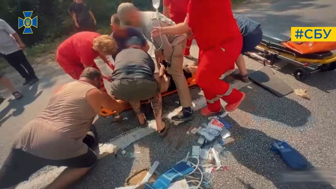 Группа спецназовцев вернула к жизни пострадавшего в ДТП: видео спасения