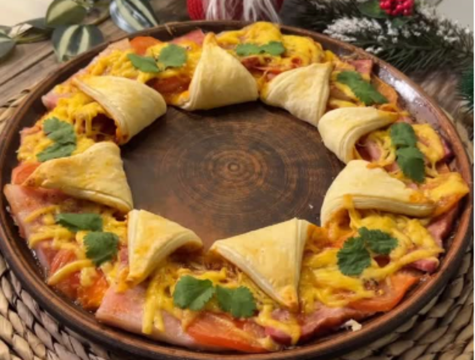 Вкусная закуска к зимним праздникам: рождественский веночек из слоеного теста