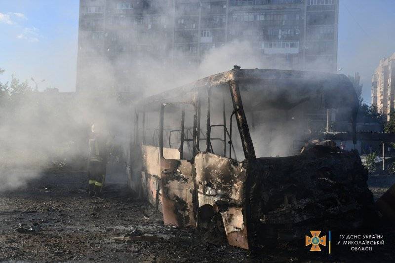 Окупанти випустили ракети по Миколаєву/Фото: ДСНС Окупанти випустили ракети по Миколаєву