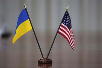 Україна отримає новий пакет військової допомоги від США на $775 млн/Фото: Getty Images Прапори України та США