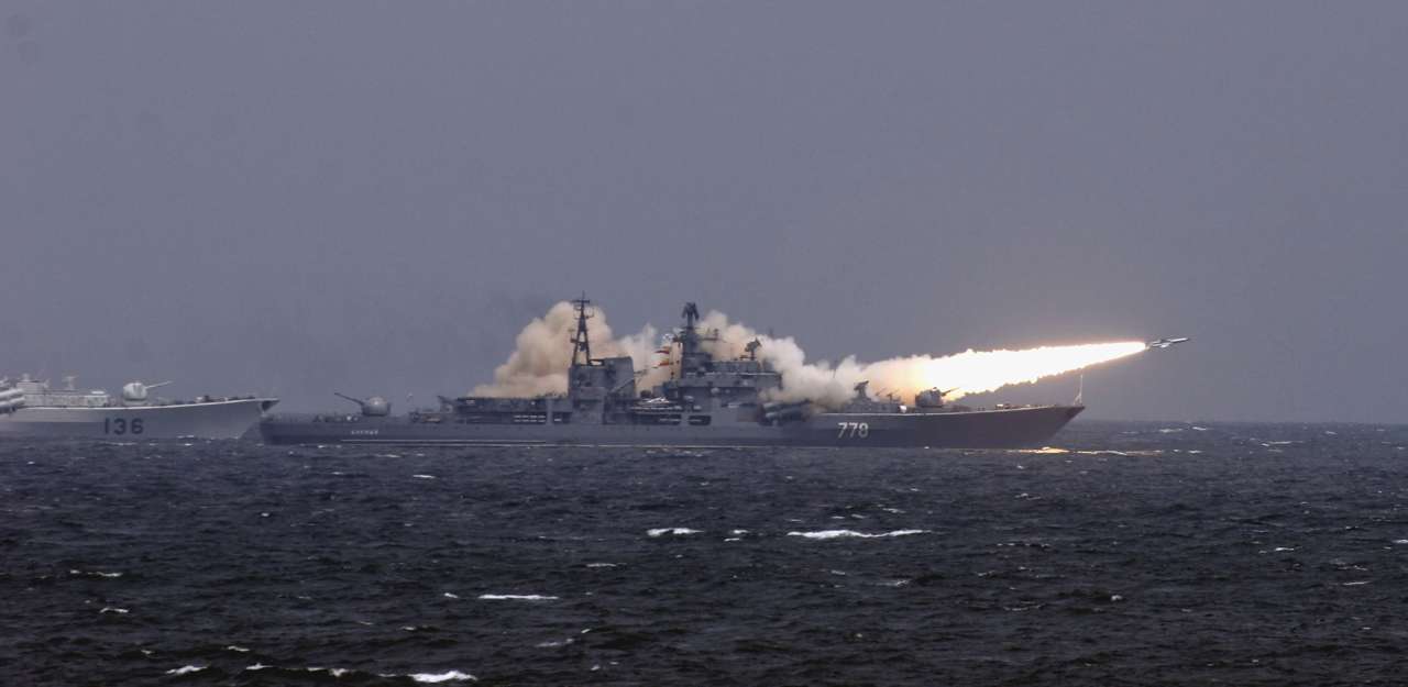 Россия вывела на дежурство в Черном море корабль-ракетоноситель - ВСУ/Фото: Getty Images Военный корабль запускает ракеты