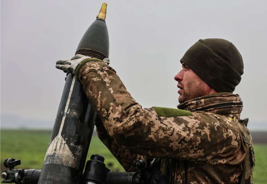 У Генштабі повідомили, що окупанти готують населення Криму до повітряних тривог/Фото: Генштаб ЗСУ Український військовий з артилерійським боєприпасом