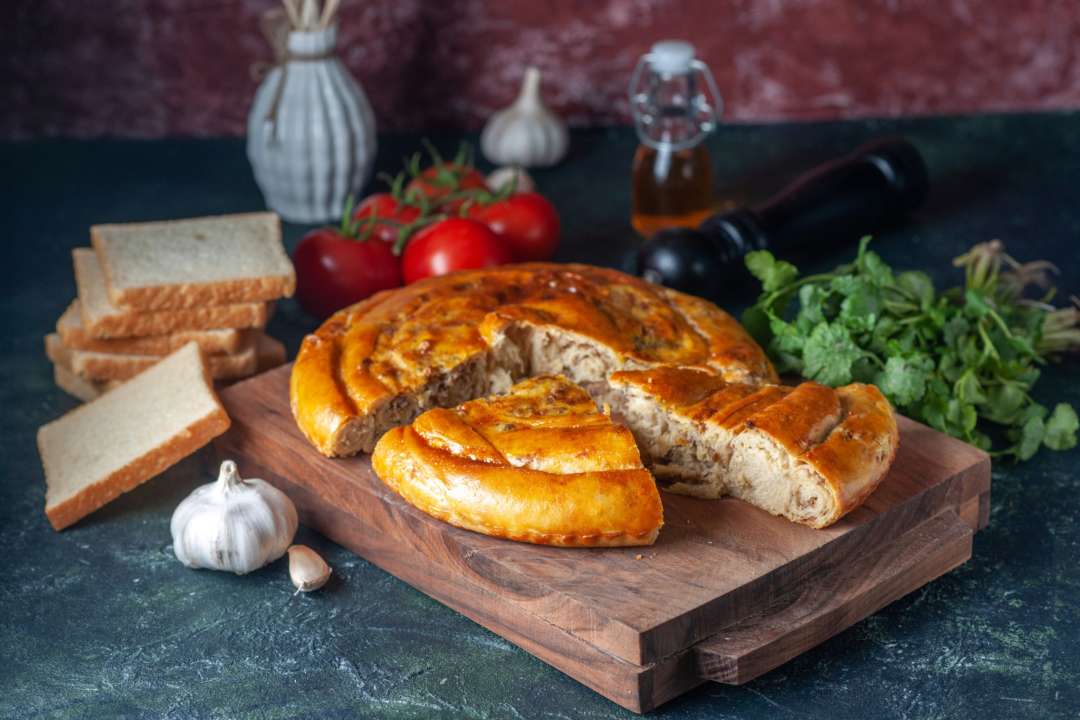 Пошаговый рецепт мясного пирога / Фото: Freepik Мясной пирог