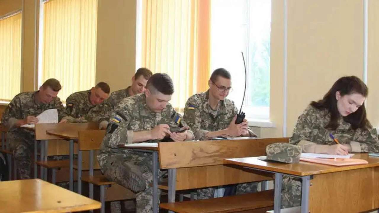С 2024 года украинские студенты будут проходить военную подготовку: детали