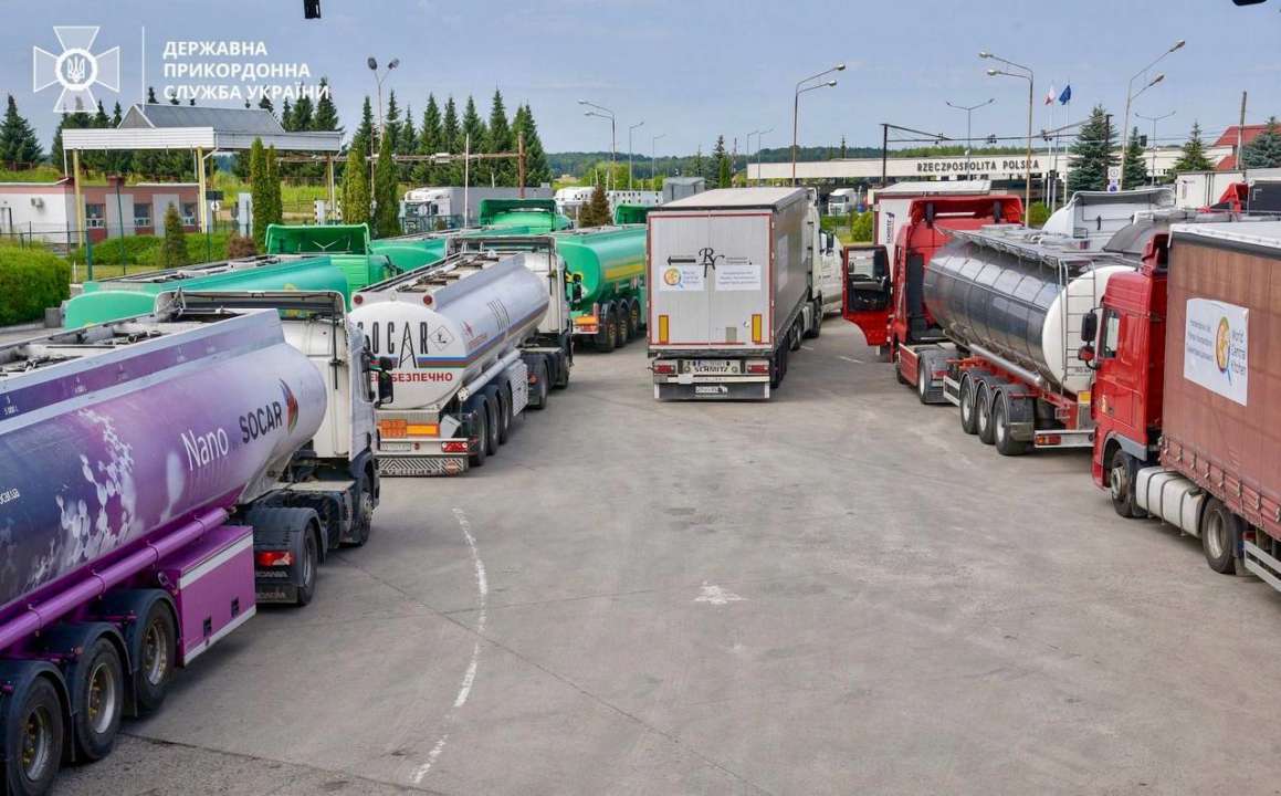 Деяка кількість транспортних засобів перетинає кордон