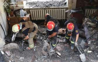 Внаслідок удару по будинку в Харкові загинули 7 людей. Фото: ДСНС харків обстріли