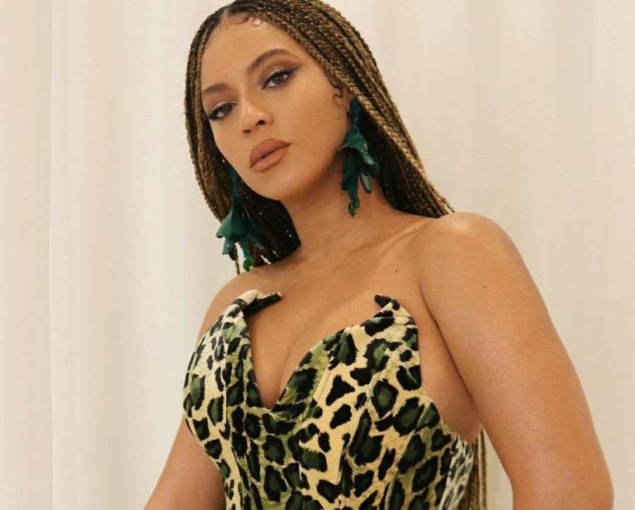 Фото: Instagram/beyonce Короткі шорти і яскраво-червоні туфлі: Бейонсе поділилася пікантними знімками в річницю весілля
