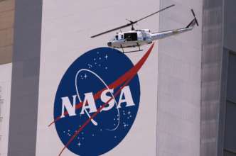 NASA показало сотни снимков космоса, среди которых только один настоящий / фото: Joe Raedle / Getty Images NASA предлагает найти один настоящий снимок космоса среди сотен поддельных