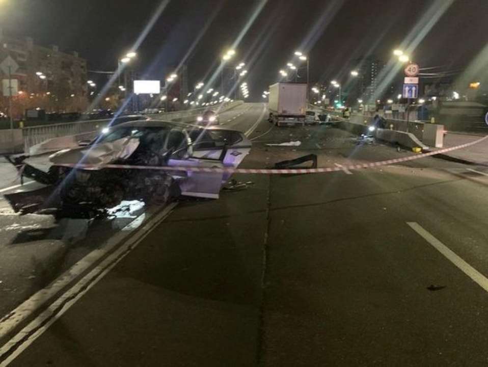 KIA рознесло на частини. У Києві легковий автомобіль зіткнувся із фурою