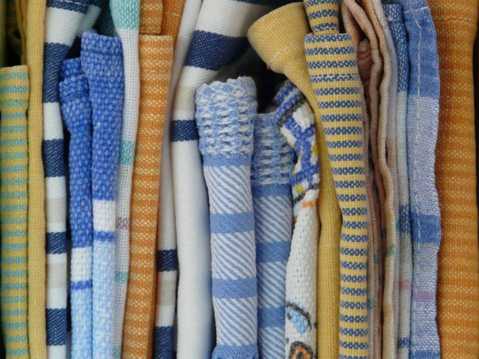 Як відіпрати кухонні рушники від жиру і неприємного запаху: 4 ефективні способи