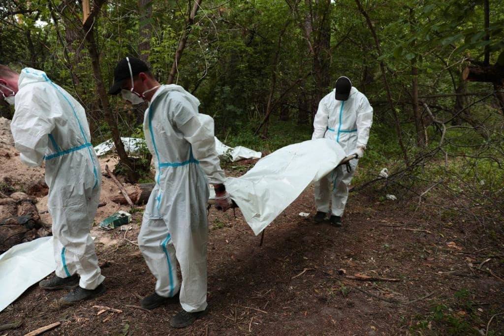 На Київщині виявили масове поховання мирних українців/Фото: Андрій Нєбитов На Київщині виявили масове поховання мирних українців/Фото: Андрій Нєбитов