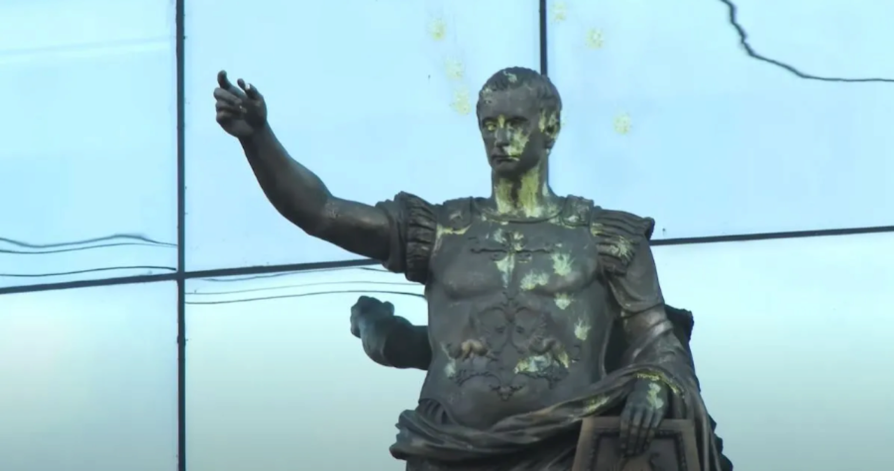 Статую путіна розстріляли в рф. Фото: Скріншот із відео Обстріляли путіна у Санкт-Петербурзі