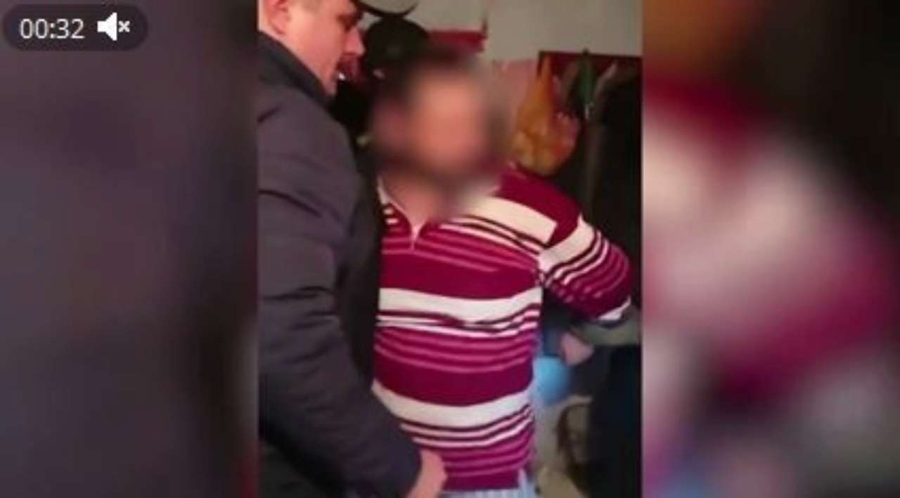 Під час обшуків поліція Київщини  вилучила у мерзотника мобільні телефони та інші речові докази