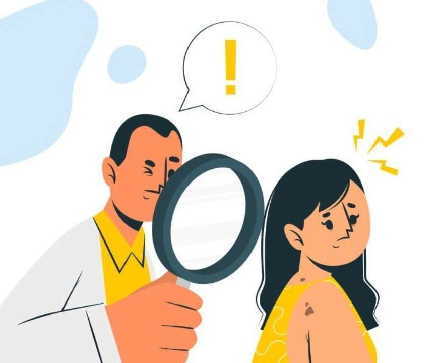 Очень важно регулярно осматривать свою кожу и своих близких – это поможет вовремя выявить подозрительные изменения