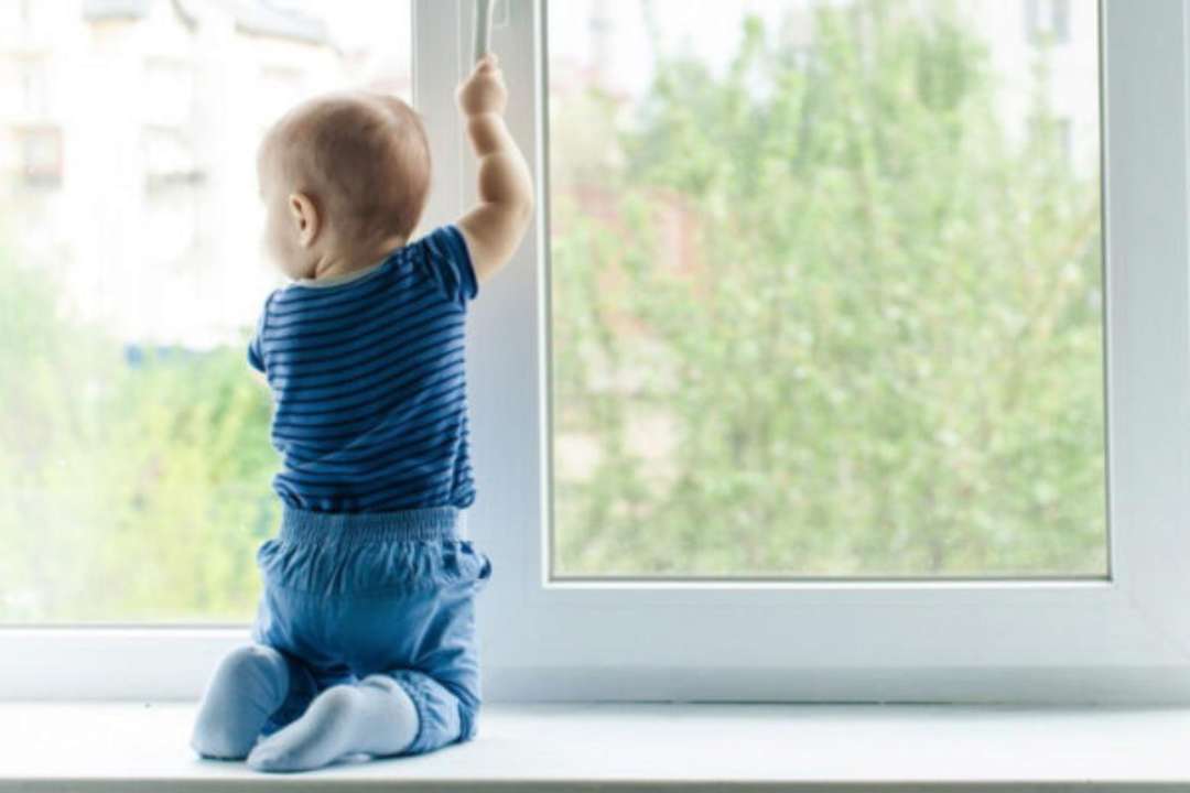 ГСЧС спасли 5-летнюю девочку, которая собиралась спуститься по канату со второго этажа