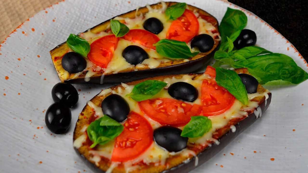 Вкусно и минимум калорий. Пицца на баклажане. Видеорецепт