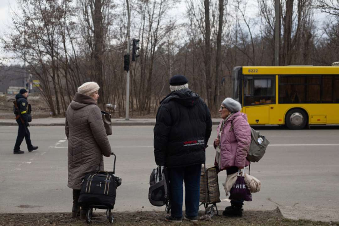 Окупанти перестали блокувати роботу "зеленого коридору" для маріупольців/Фото: Anastasia Vlasova/Getty Images Евакуація з Маріуполя: окупанти перестали блокувати роботу "зеленого коридору"