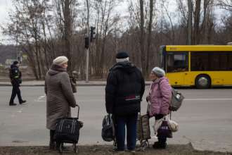 Окупанти перестали блокувати роботу "зеленого коридору" для маріупольців/Фото: Anastasia Vlasova/Getty Images Евакуація з Маріуполя: окупанти перестали блокувати роботу "зеленого коридору"
