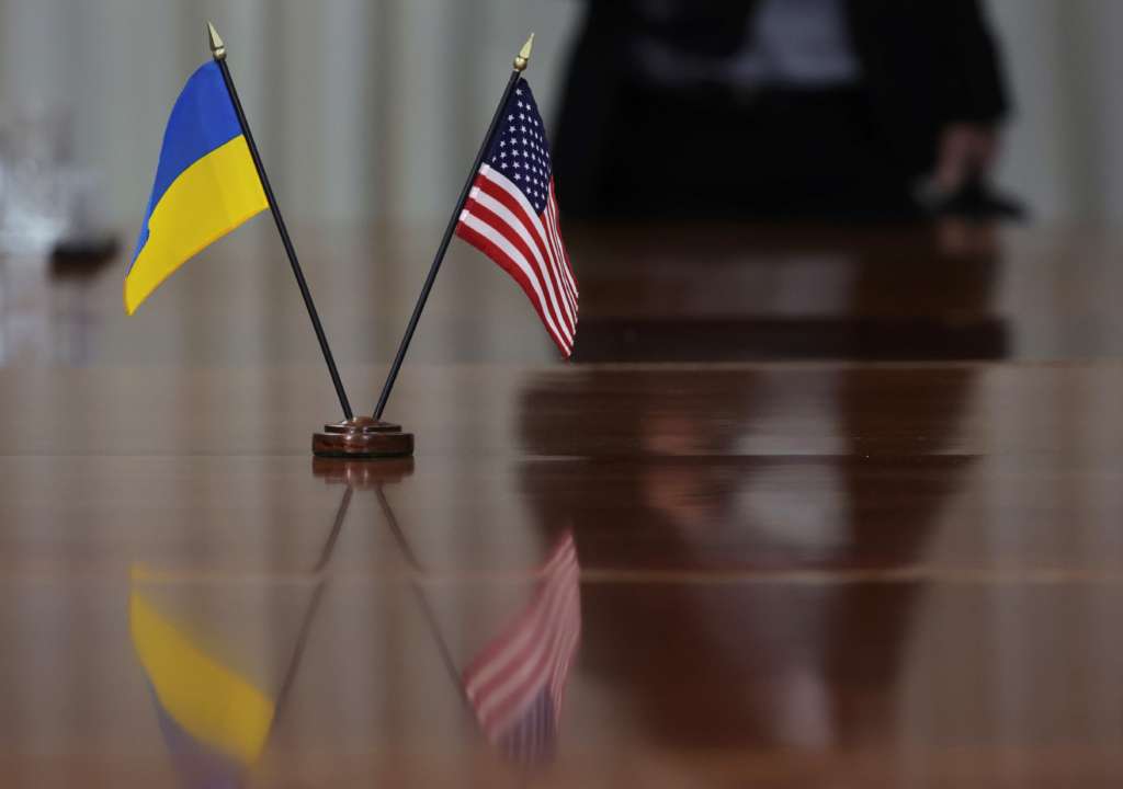 США выделили Украине ко Дню Независимости 3 миллиарда долларов/Фото: Alex Wong/Getty Images Флажки США и Украины на столе