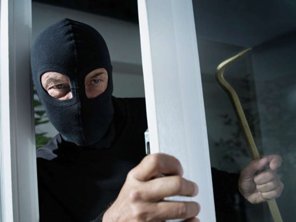 Вежливые грабители ограбили пенсионерку/Фото: Getty images Вежливые грабители ограбили пенсионерку/Фото: Getty images