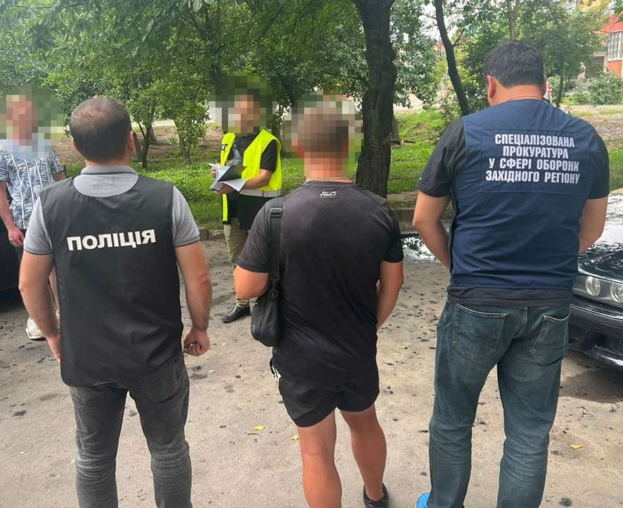 У Хмельницькій області представник ТЦК заробляв на відстрочках за підробленими приводами / Фото: t.me/mvs_ukraine У Хмельницькій області представник ТЦК заробляв на відстрочках за підробленими приводами / Фото: t.me/mvs_ukraine