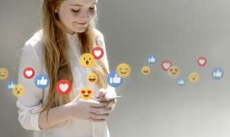 Дмитро Комаров висловився проти заборони Telegram та TikTok в Україні / Фото: rawpixel.com/Freepik Голова Громадської ради: заборона Telegram – це "залишити бойову позицію на медіавійні ворогові"