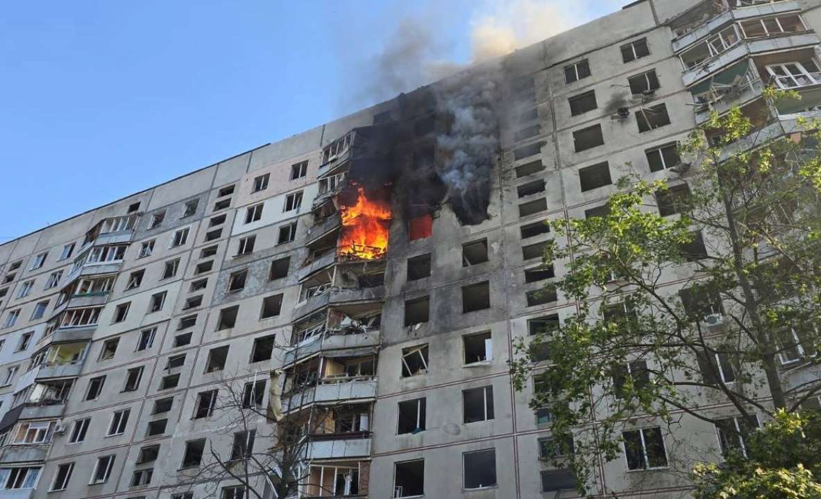 Россияне обстреляли КАБами многоэтажку в Харькове. Фото: Владимир Зеленский обстрел 15 сентября харьков