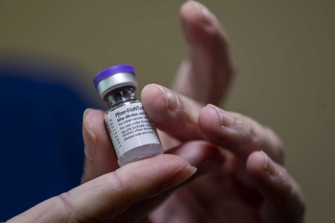 Эффективность вакцины Pfizer через 6 месяцев снижается в два раза