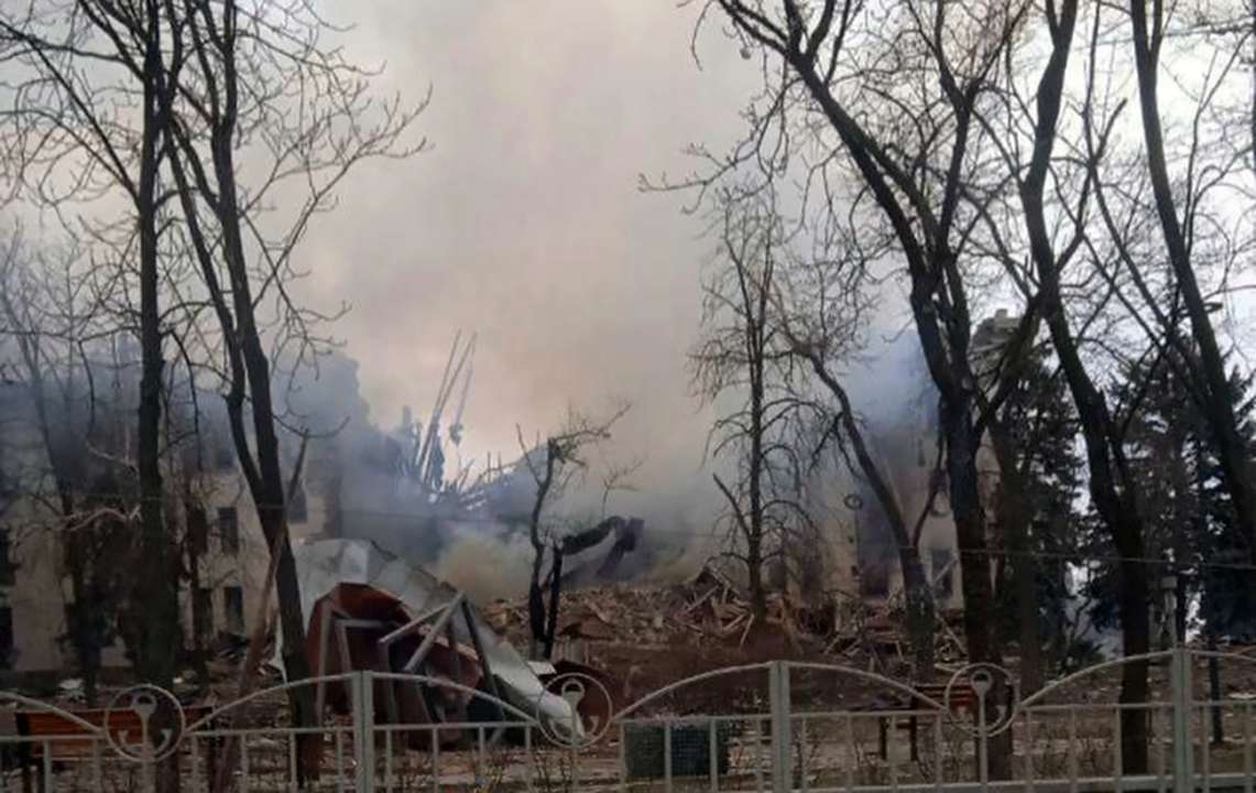 Оккупанты сбросили бомбу на драмтеатр в Мариуполе/Фото: Telegram/Автор: mariupolnow Драмтеатр