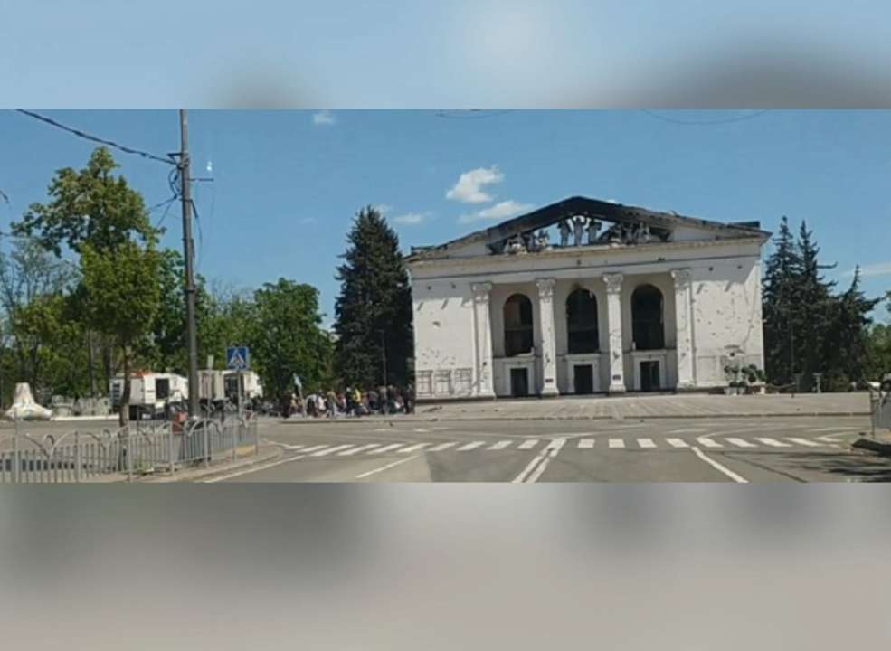 Оккупанты устраивают экскурсии в театр в Мариуполе, где они убили людей/Фото: Андрющенко Time Оккупанты устраивают экскурсии в театр в Мариуполе, где они убили людей