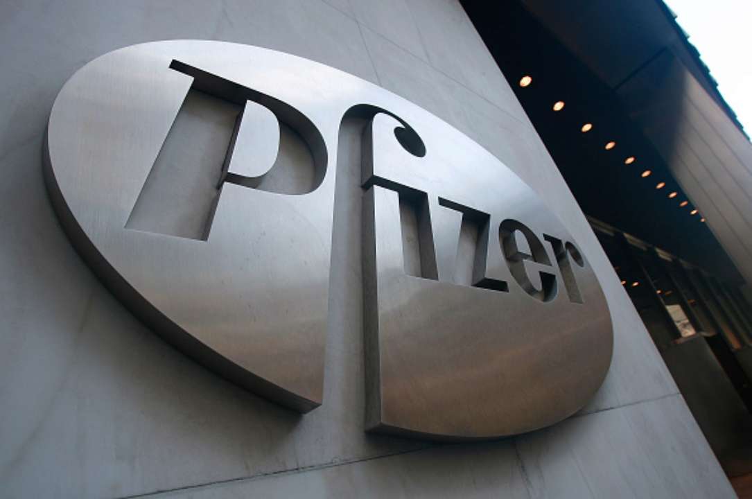 Вакцинований чотири рази гендиректор компанії Pfizer захворів на Covid-19