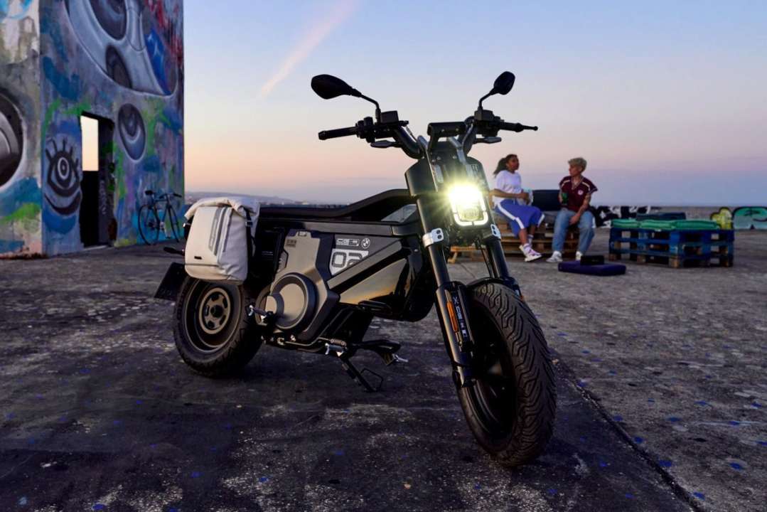 BMW представила новый стильный электрический мотоцикл/Фото: BMW Motorrad BMW СЕ 02