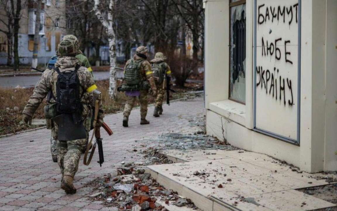 "Фортеця" — третя серія документального фільму про "Бахмут" "Фортеця" — третя серія документального фільму про "Бахмут"