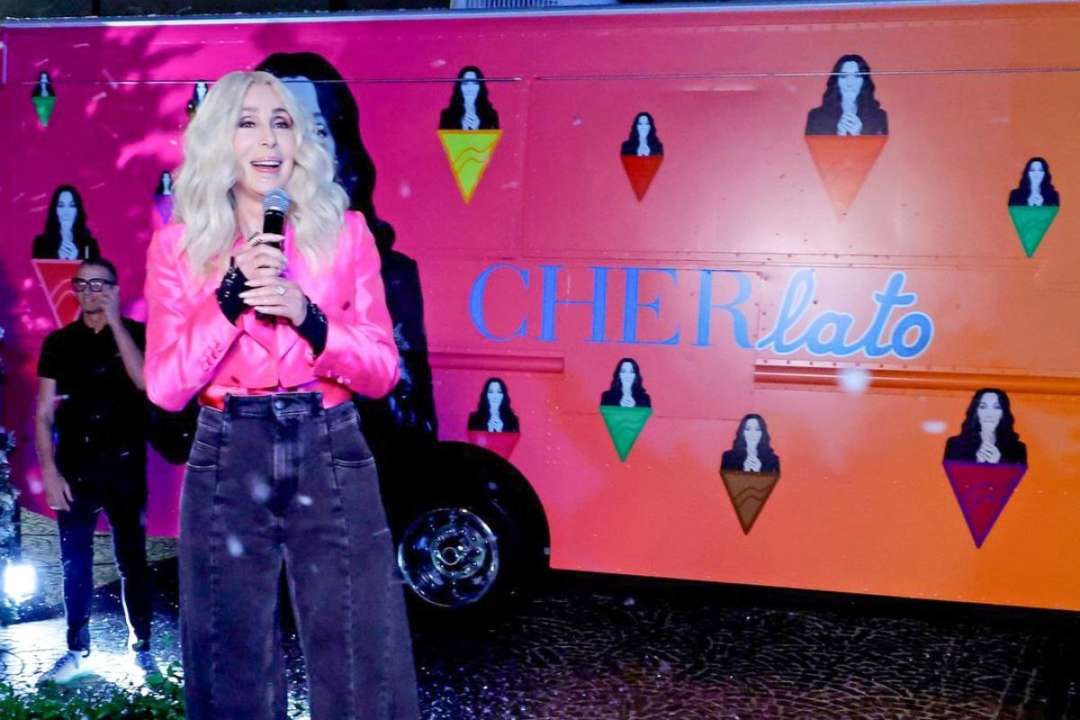Певица Шер кардинально сменила свой имидж / Фото: Instagram/ontheredcarpet Бренд мороженого в 77: певица Шер кардинально сменила свой имидж