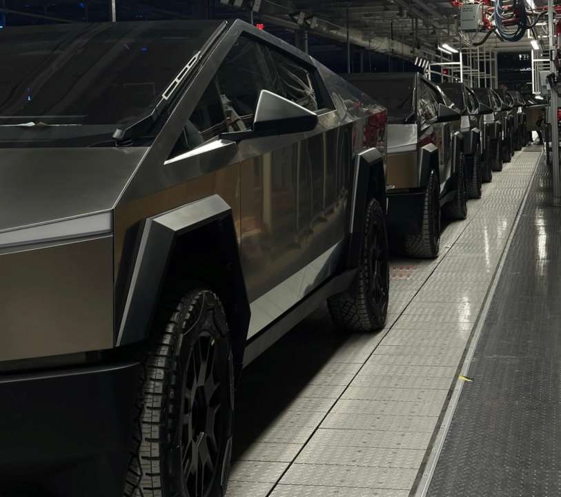 Илон Маск показал первые Tesla Cybertruck: названа стоимость